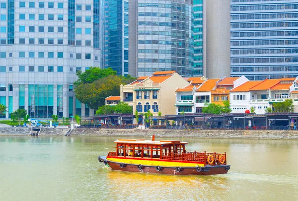 Tourist boat quay Singapore river — Stock Photo, Image