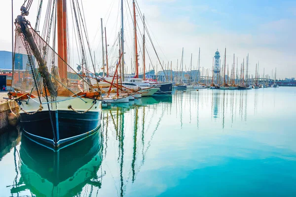 Yachten und Segelboote, barcelona marina — Stockfoto