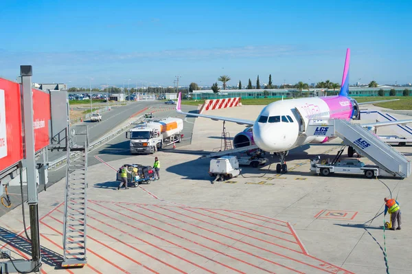 ラルナカ国際空港のフライトのための準備でラルナカ キプロス 2019 飛行機 — ストック写真