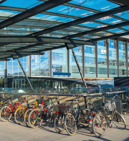 Fietsen parkeren Kastrup airport Denemarken — Stockfoto