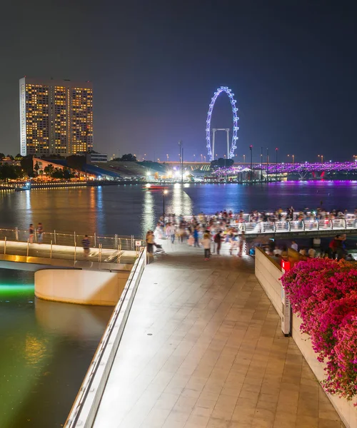 Туристы, идущие по набережной Сингапура — стоковое фото