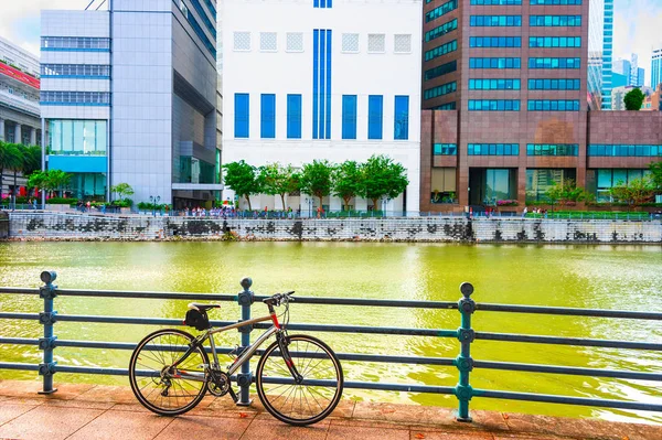 Parked bicycle, Singapore city quay — Stock Photo, Image