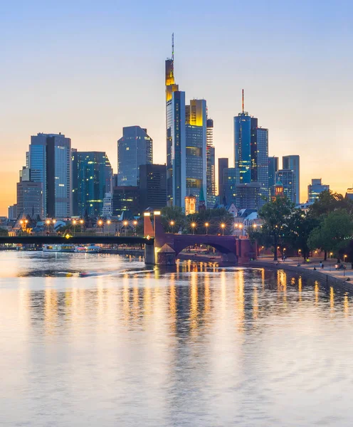Verlichte binnenstad van Frankfurt, Duitsland — Stockfoto