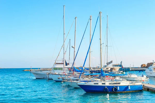 Jachty w przystani Larnaca, Cypr — Zdjęcie stockowe