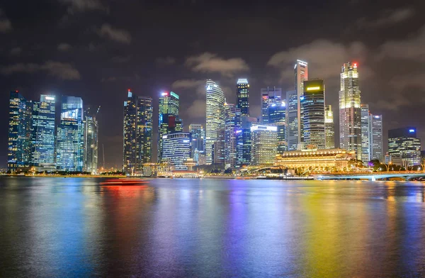 Skyline iluminado do núcleo de Singapura Downtown — Fotografia de Stock