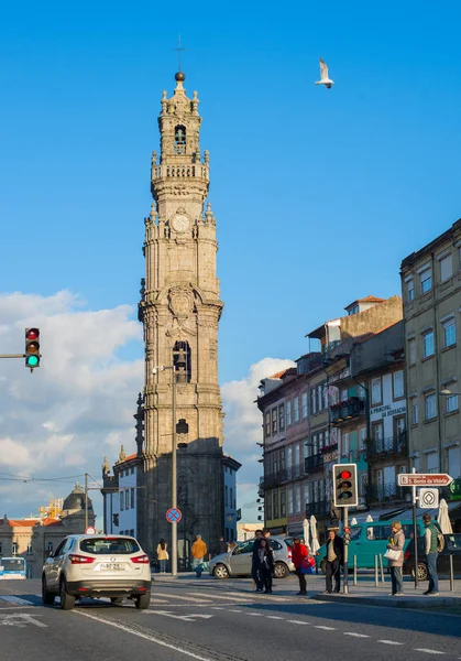 Torre del campanario de Porto, carretera, paisaje urbano — Foto de Stock