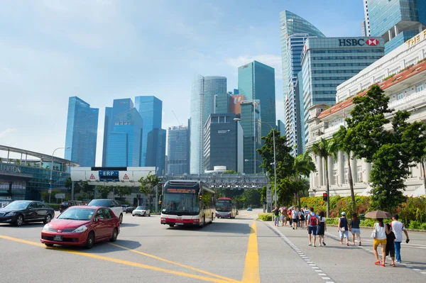 Marciapiede, traffico automobilistico, paesaggio urbano di Singapore — Foto Stock