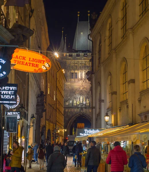 Peope caminando Ciudad Vieja Praga — Foto de Stock