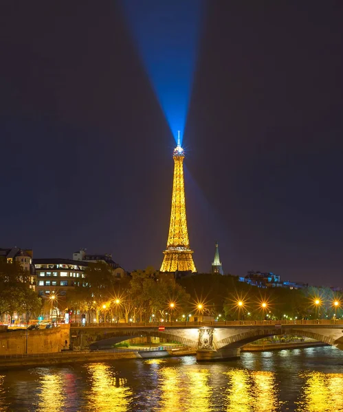 Eyfel Kulesi Siene Paris gece — Stok fotoğraf