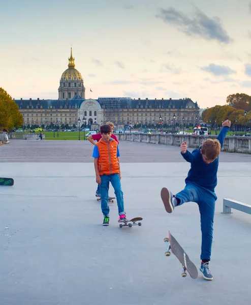 パリのダウンタウンでスケートをする少年たち — ストック写真