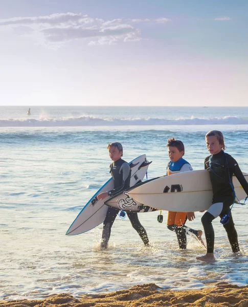 サーフボードを持つ3人の少年、ポルトガル — ストック写真