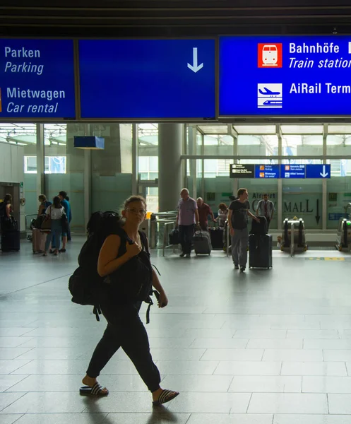 携带行李的人，法兰克福机场 — 图库照片