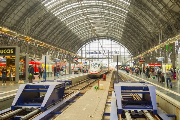 Moderní příjezd vlaku Frankfurtská stanice — Stock fotografie