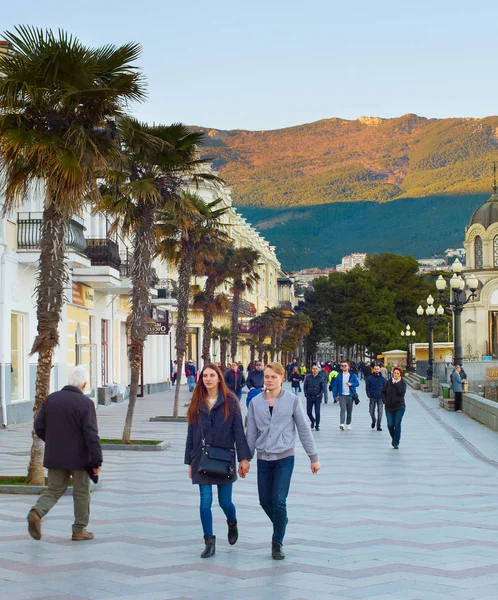 Couple marche Yalta promenade Crimée — Photo