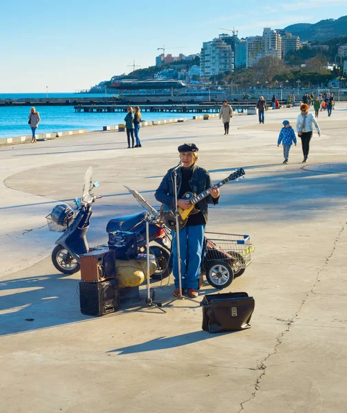 Promenade musician guitar busker Yalta — Stock Photo, Image