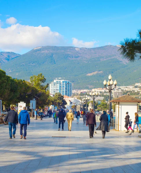 Människor som går Krim Yalta Promenade — Stockfoto