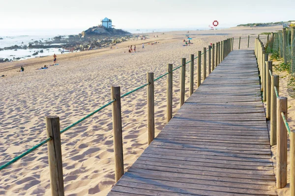 Passerella in legno, persone, spiaggia, chiesa — Foto Stock