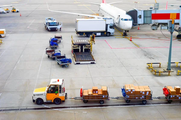 Aviones, paquetes, portaequipajes, aeropuerto —  Fotos de Stock