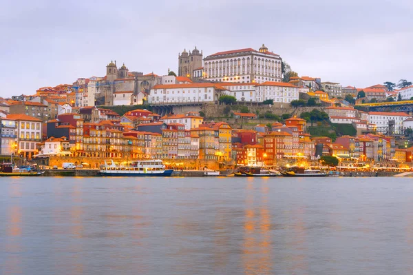 Arquitectura de terraplén del casco antiguo de Porto — Foto de Stock