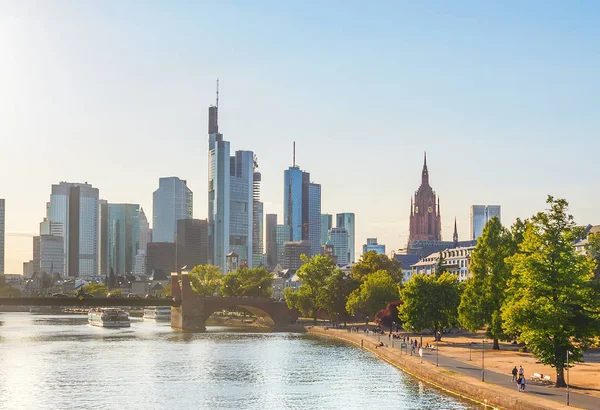 Frankfurt Skyline River Downtown mensen — Stockfoto