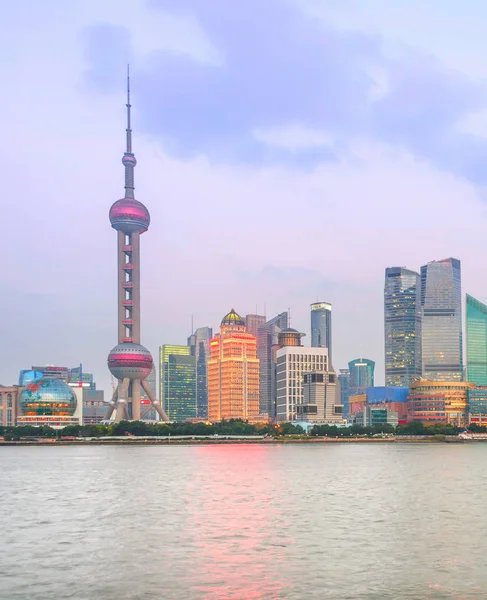 Skyline illuminato di Shanghai al crepuscolo — Foto Stock