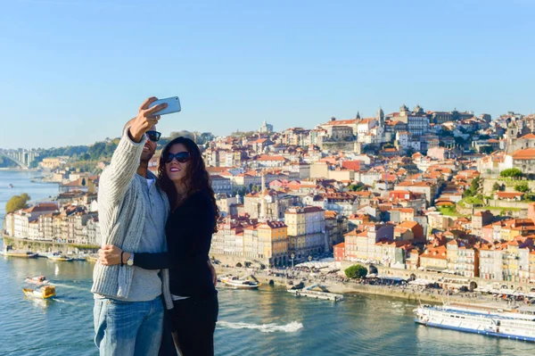 Para biorąc selfie Porto, Portugalia — Zdjęcie stockowe