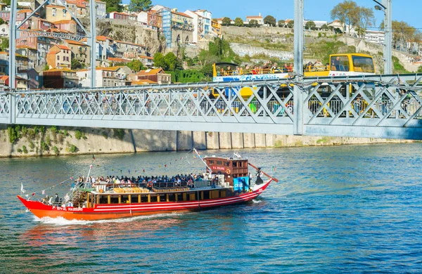 Τουριστικό λεωφορείο και πλοίο, Πόρτο — Φωτογραφία Αρχείου