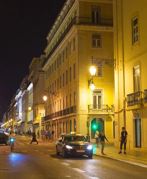 Personnes Old Town street Lisbonne — Photo