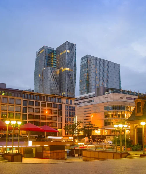 Abendliches Stadtbild der Frankfurter Innenstadt — Stockfoto