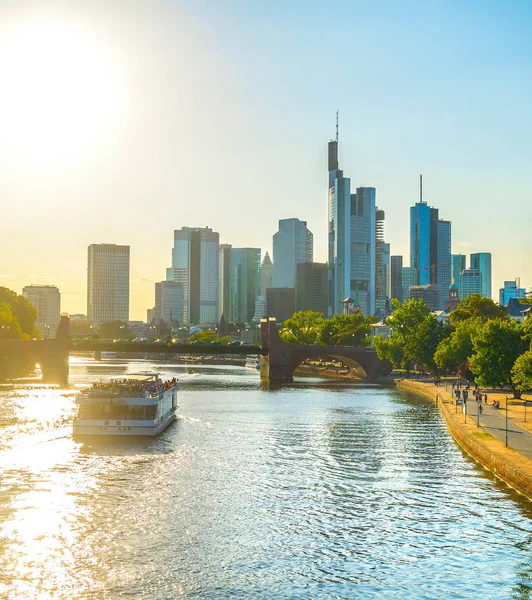 De skyline van Frankfurt en de toeristische boot — Stockfoto