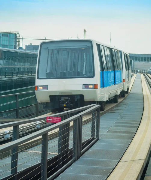 Tåg mellan Frankfurts flygplatsterminaler — Stockfoto