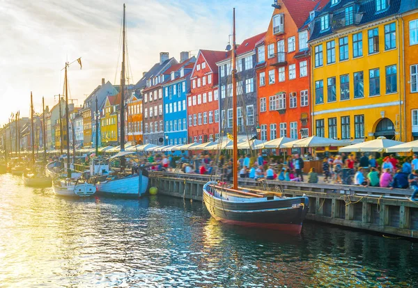 Nyhavn barcos personas movimiento Copenhague —  Fotos de Stock