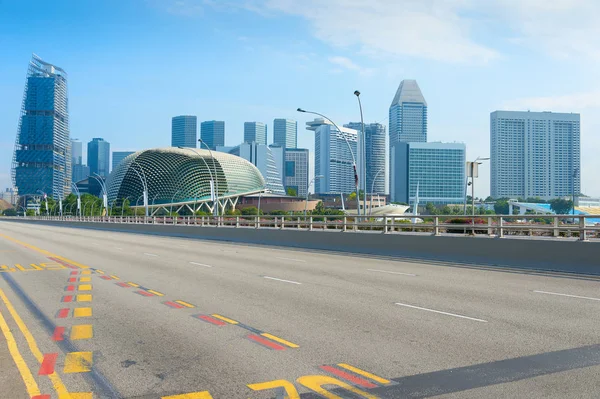 Yol gökdelenler Esplanade Tiyatrolar Singapur — Stok fotoğraf