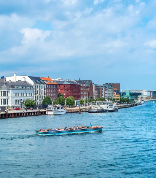 Kopenhag limanında tur teknesi — Stok fotoğraf