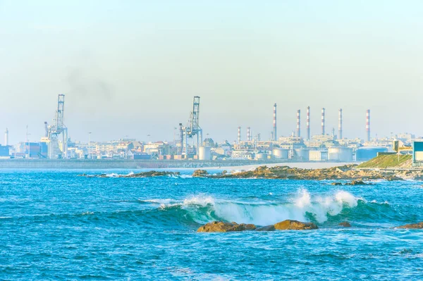 Tubi di impianti industriali, litorale, gru — Foto Stock