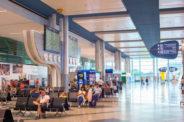 Pessoas hall Aeroporto Porto Portugal — Fotografia de Stock