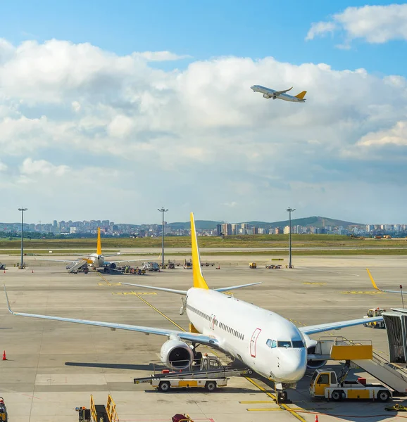 Aviones, autobuses en la pista del aeropuerto — Foto de Stock