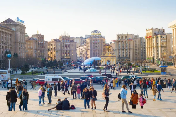 Люди, Майдан Незалежності, Київ, таффк — стокове фото