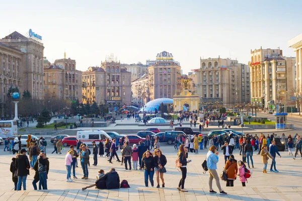 Pessoas, Maidan Nezalezhnosti, Kiev, taffic — Fotografia de Stock