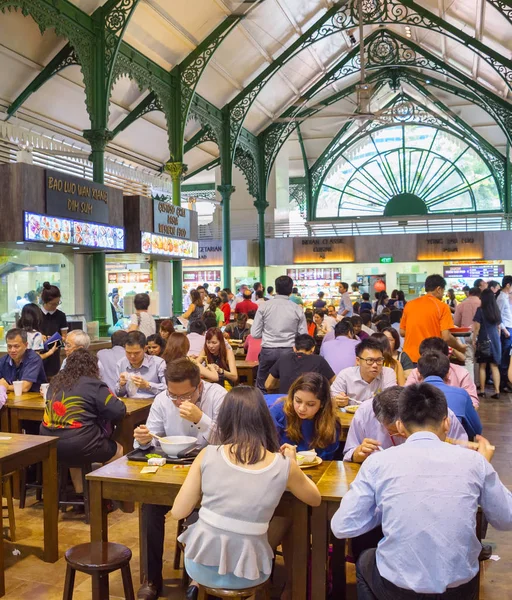 People crowd food stalls. Singapore — Stock Photo, Image