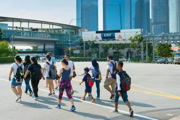 Personas cruzando la carretera Singapur Centro — Foto de Stock