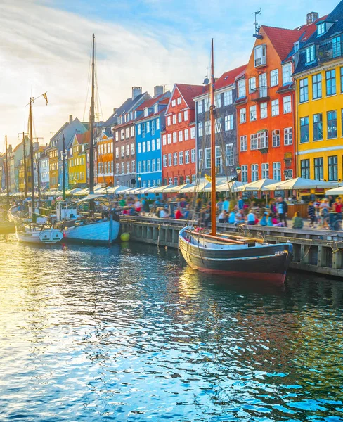 Nyhavn kilátás az emberek naplemente Koppenhága — Stock Fotó