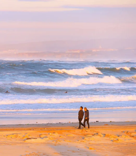友達のビーチを歩く人々,ポルトガル — ストック写真