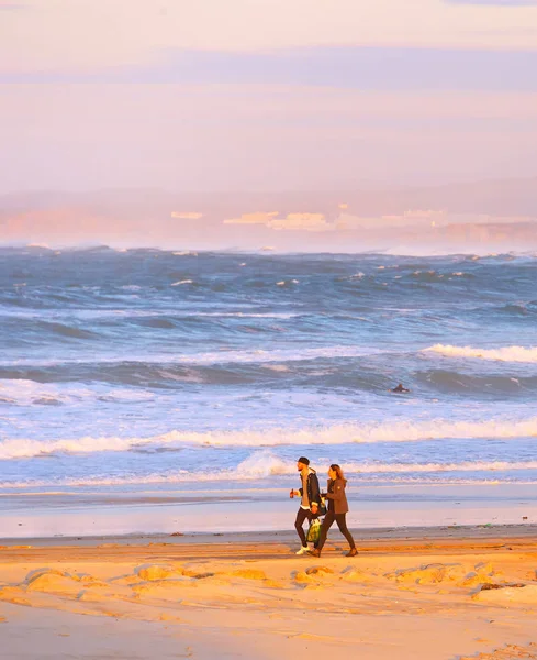 Couple marchant à la plage, Portugal — Photo