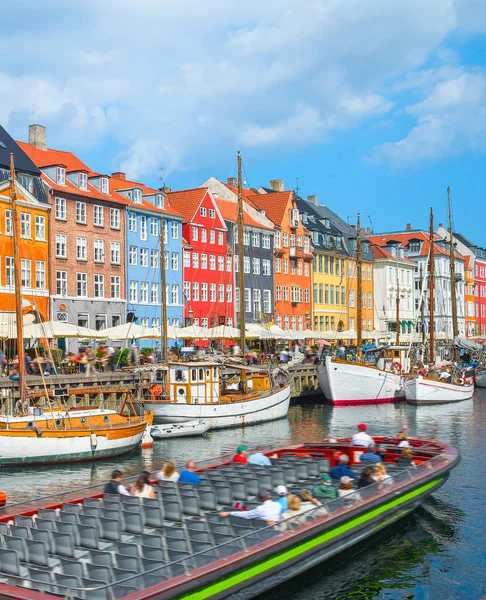 Sétahajó a Nyhavn kikötőben — Stock Fotó