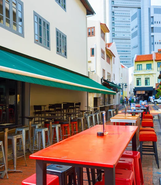 Lege tafel straatrestaurant Singapore — Stockfoto