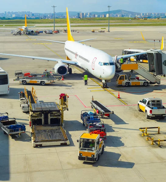 Samoloty na lotnisku w Stambule pasa startowego — Zdjęcie stockowe