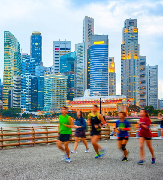 Mensen joggen op Singapore Embankment — Stockfoto