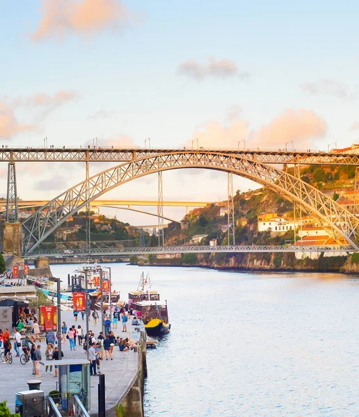 Porto Portugal Julio 2017 Gente Caminando Paseo Oporto Atardecer Famoso —  Fotos de Stock