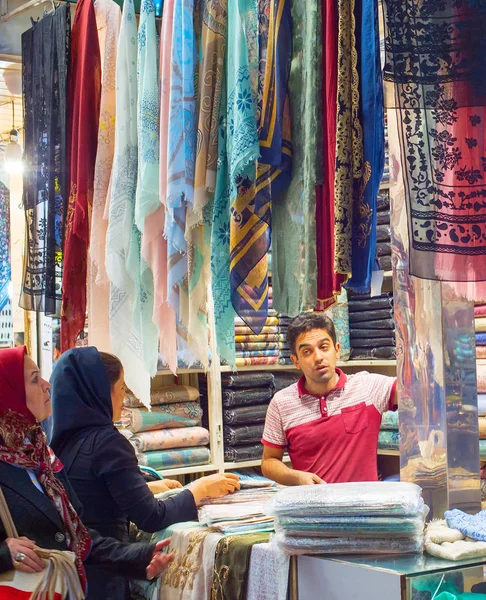 Tehran Irão Maio 2017 Mulher Bying Tecidos Seda Têxteis Xales — Fotografia de Stock